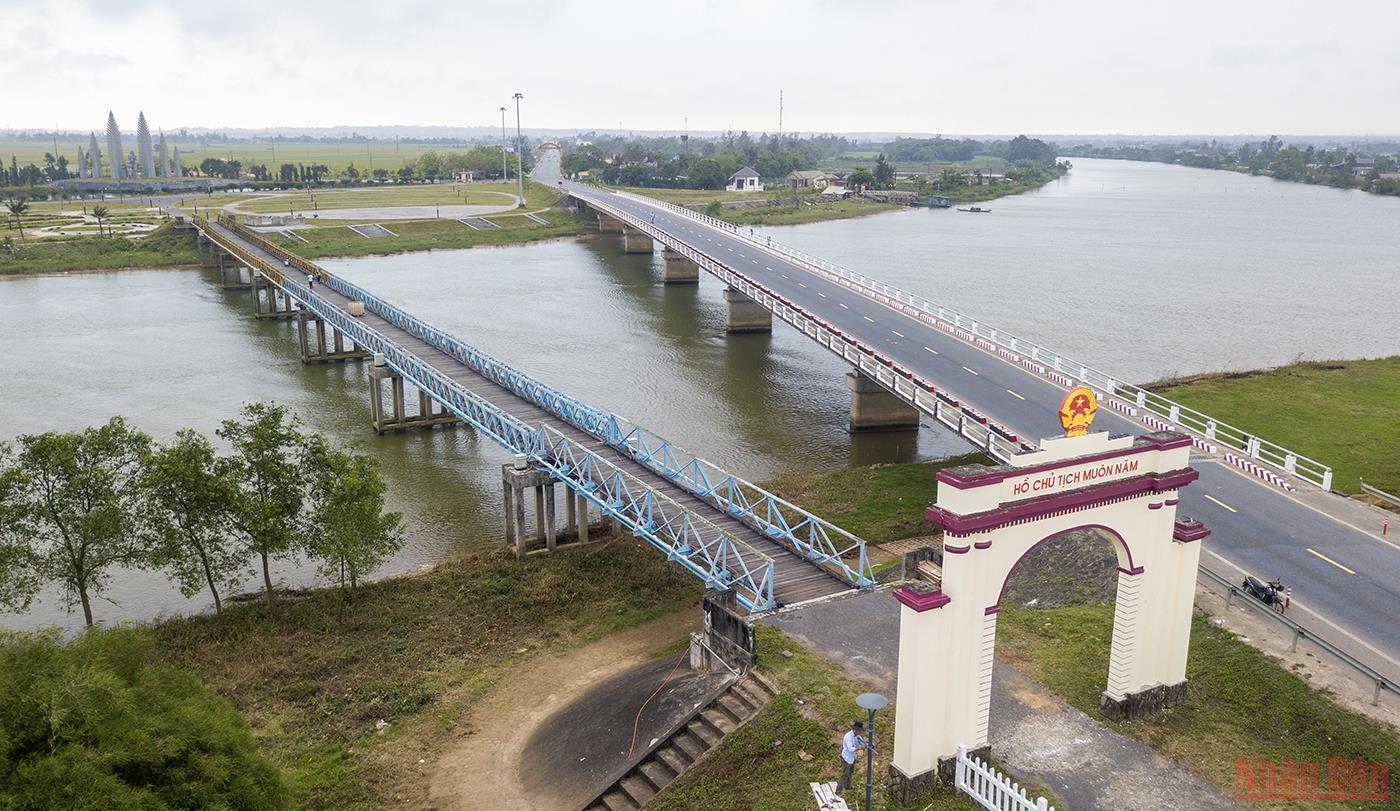 Hien Luong bridge relic is restored with greeting gate, union house, border police station, watchtower at the present time.